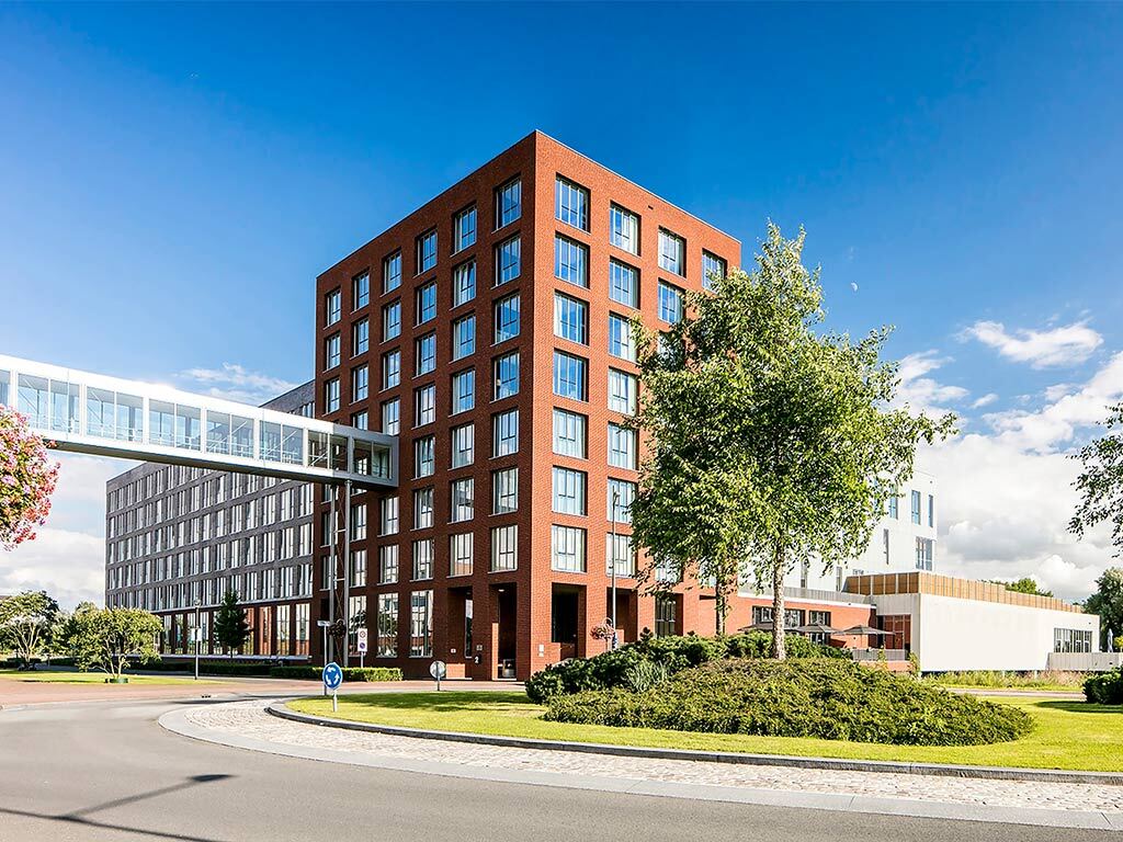 buitenaanzicht hotel, gebouw, gras, boom, lucht, weg